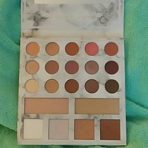 Carli Bybel eyeshadow & highlighter pallet